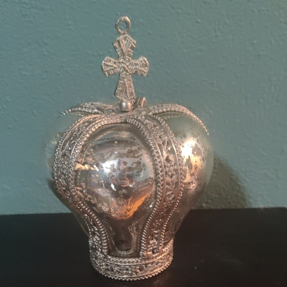Other - Silver Crown Decor
